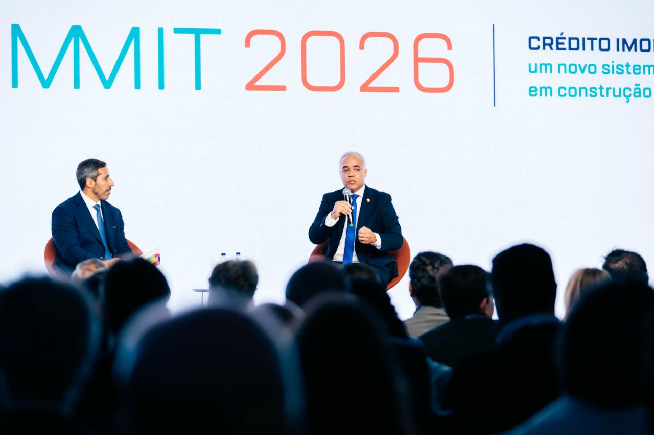 O ministro das Cidades, Antonio Vladimir Moura Lima, e Michel Cury, presidente da Abecip, durante o ABECIP Summit 2026.
